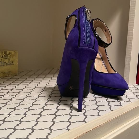 Jessica Simpson suede pump. Zipper back. Dark purple in color. - Picture 3 of 4